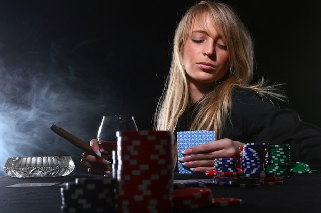 问鼎娱乐棋牌对战指南：全方位解锁线上赌场的精彩世界